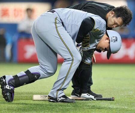 ８回、自打球を足に当て、痛がる森下（撮影・田中太一）