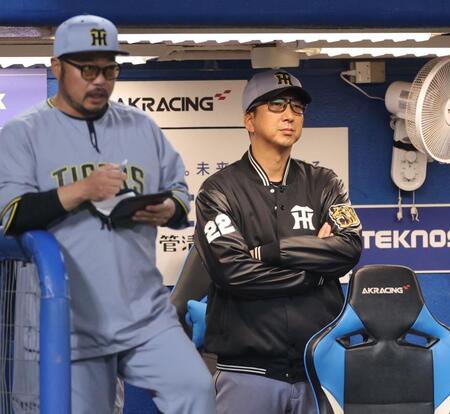 九回、戦況を見つめる藤川監督（撮影・西岡正）