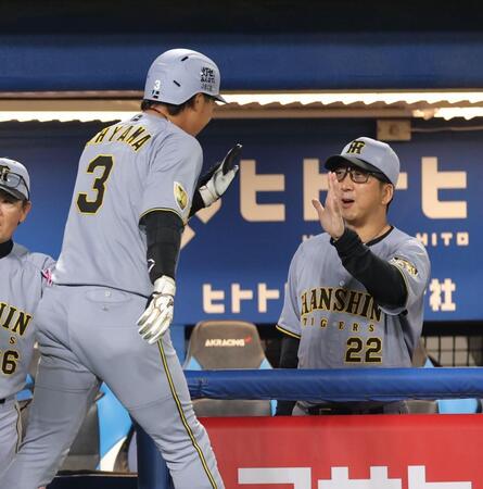 ４回、３ランを放った大山（左）を祝福する藤川監督（撮影・西岡正）