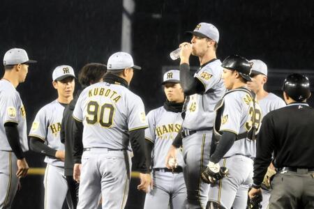 ４回無死一、二塁とされ、先発のラグズデール（中央右）のもとに久保田２軍投手チーフコーチ（９０）らが集まる