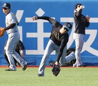 センターでノックを受ける岡城（撮影・西岡正）