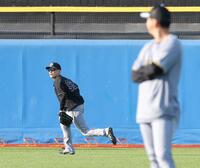 藤川監督（右）が見る前でセンターでのノックを受ける福島（撮影・西岡正）