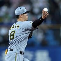 ２回、赤羽の打球を一塁へ悪送球する佐藤輝（撮影・田中太一）