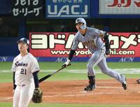 ３回阪神１死一、二塁、中越え３ランを放つ阪神・大山悠輔＝神宮（撮影・金田祐二）