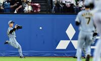 ２回、古賀の打球に追いつけず先制を許す福島（撮影・田中太一）