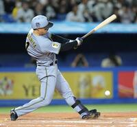 ８回、自打球を左足に当てる森下（撮影・西岡正）