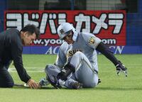 ８回、自打球を当て痛がる森下（撮影・金田祐二）