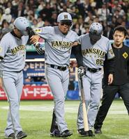 自打球を足に当て、ベンチへ戻る森下（撮影・田中太一）