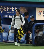 球場を後にする中野（撮影・金田祐二）