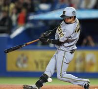 ５回、自打球を当てる中野（撮影・田中太一）