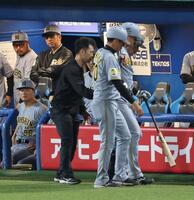 ８回、森下が自打球を当てベンチに戻り厳しい表情の藤川監督（撮影・金田祐二）