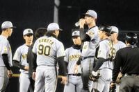 ４回無死一、二塁とされ、先発のラグズデール（中央右）のもとに久保田２軍投手チーフコーチ（９０）らが集まる