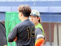 岩貞（手前）と会話するオイシックス・渡辺諒