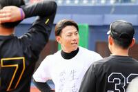 糸原（右）らと会話するオイシックス・伊藤隼太ヘッドコーチ（中央）