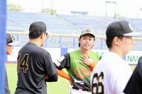 岩貞（１４）らにあいさつするオイシックス・高山俊