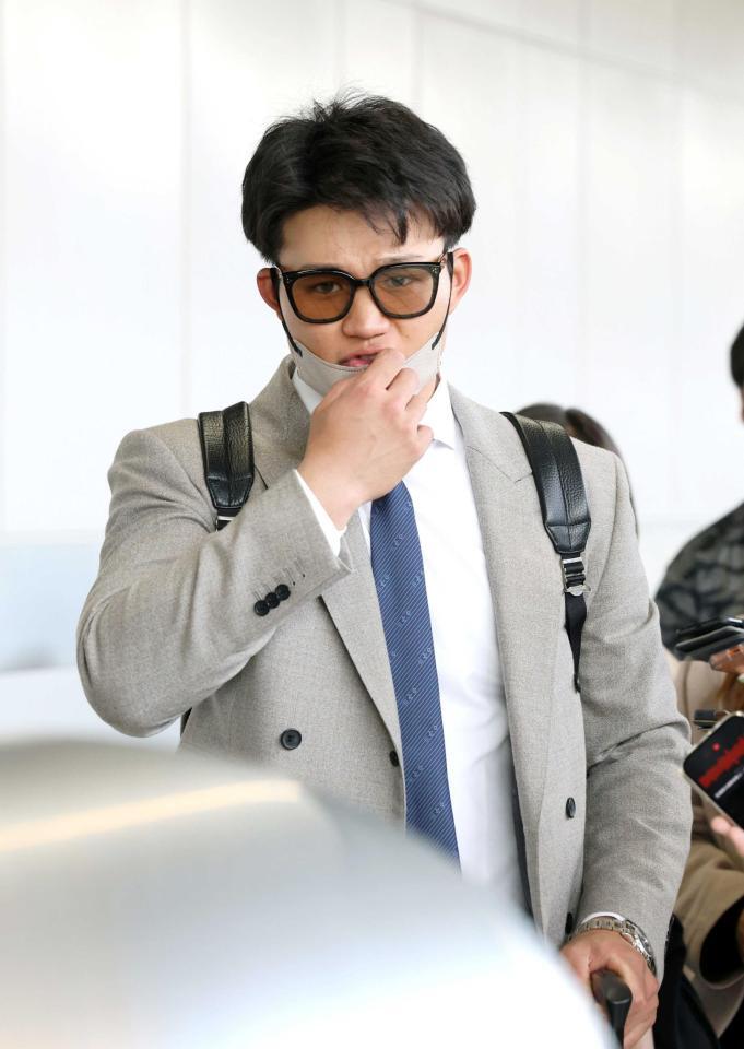 　ヤクルト戦に向けて移動する森下（撮影・山口登）