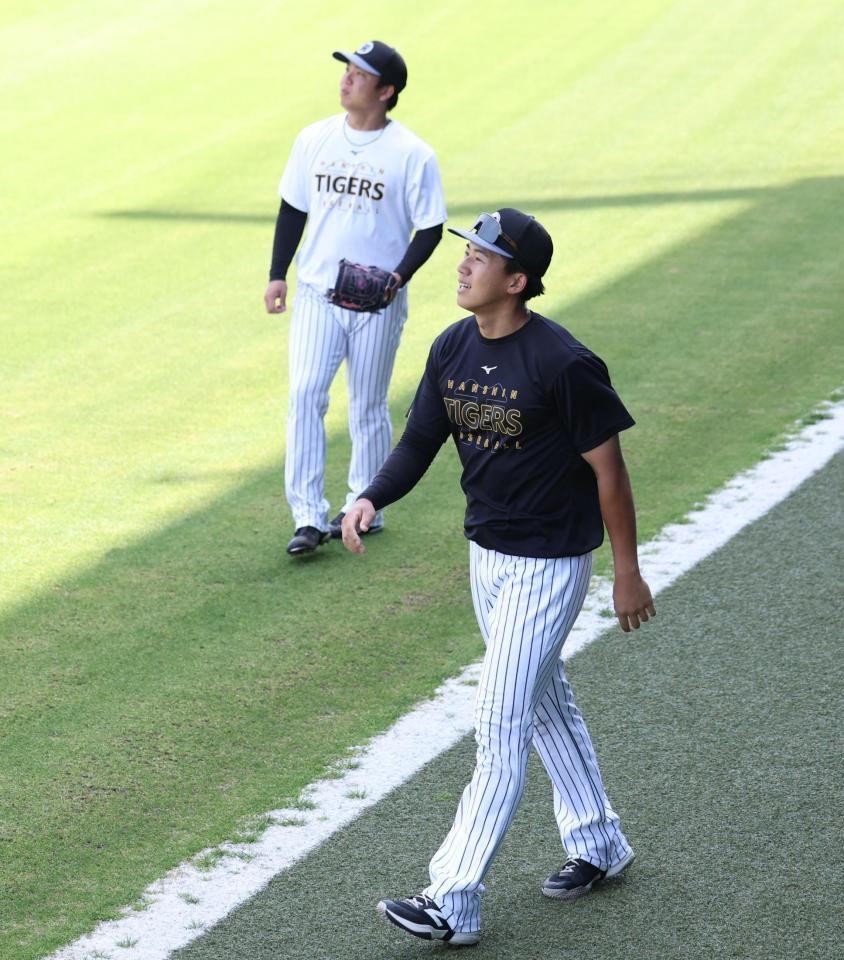 上を見上げる立石。奥は村上（撮影・中田匡峻）