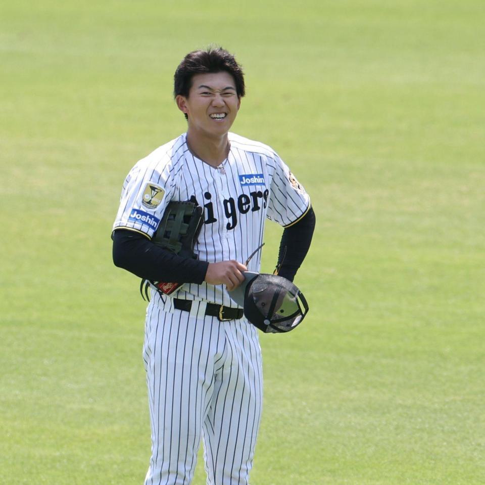 送球が逸れ、悔しそうな表情を見せる立石（撮影・中田匡峻）