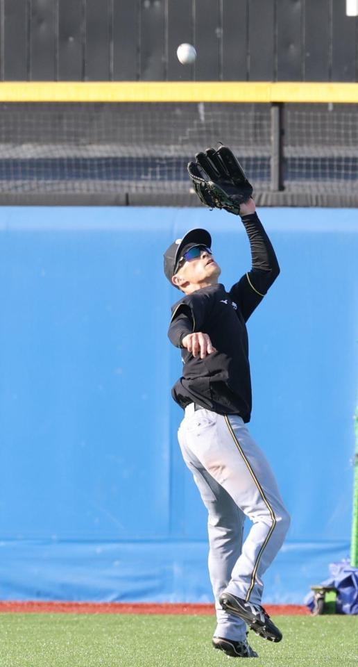 センターでノックを受ける福島（撮影・西岡正）