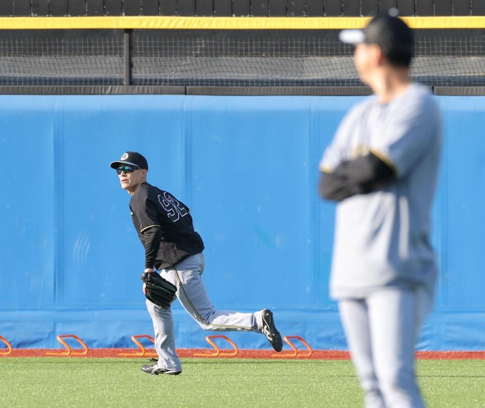 藤川監督（右）が見る前でセンターでのノックを受ける福島（撮影・西岡正）
