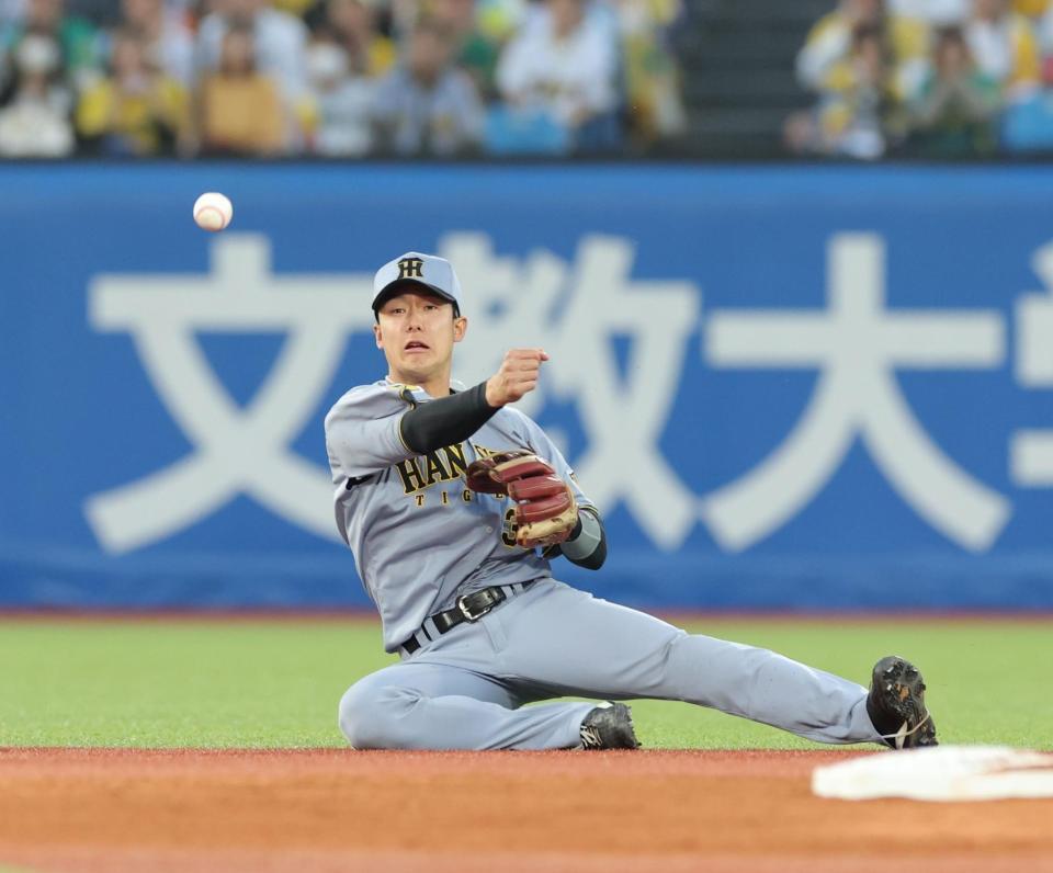 １回、サンタナの遊ゴロで併殺に仕留めた小幡（撮影・西岡正）