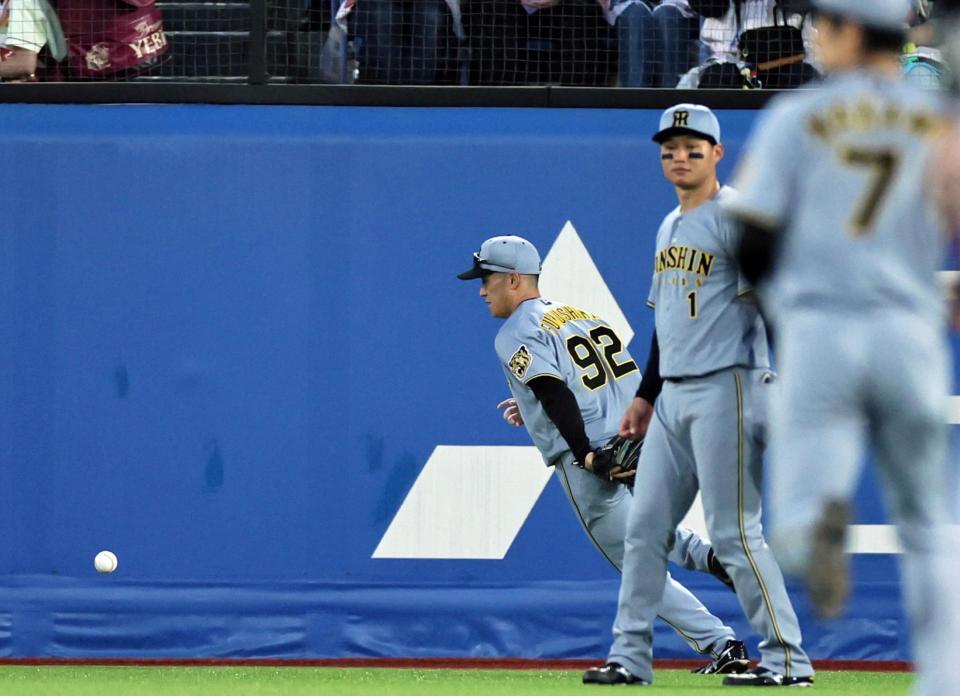 ２回、古賀の打球に追いつけず先制を許す福島（撮影・田中太一）