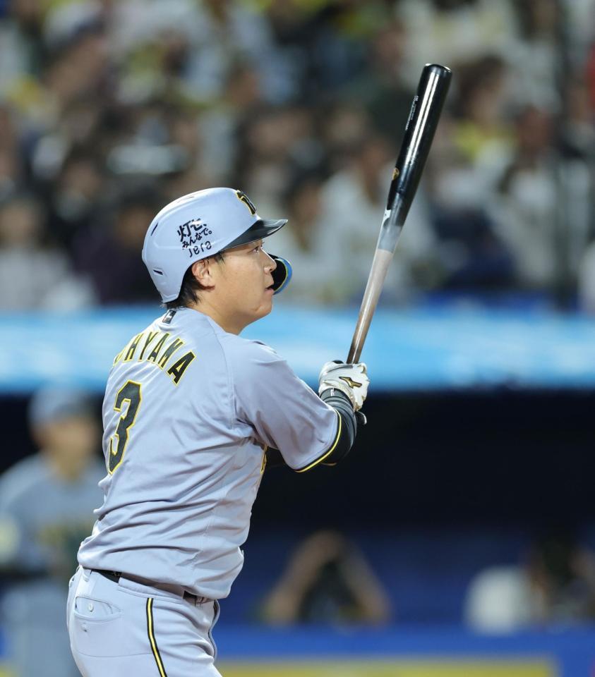 ４回、中越えに３ランを放つ大山（撮影・西岡正）