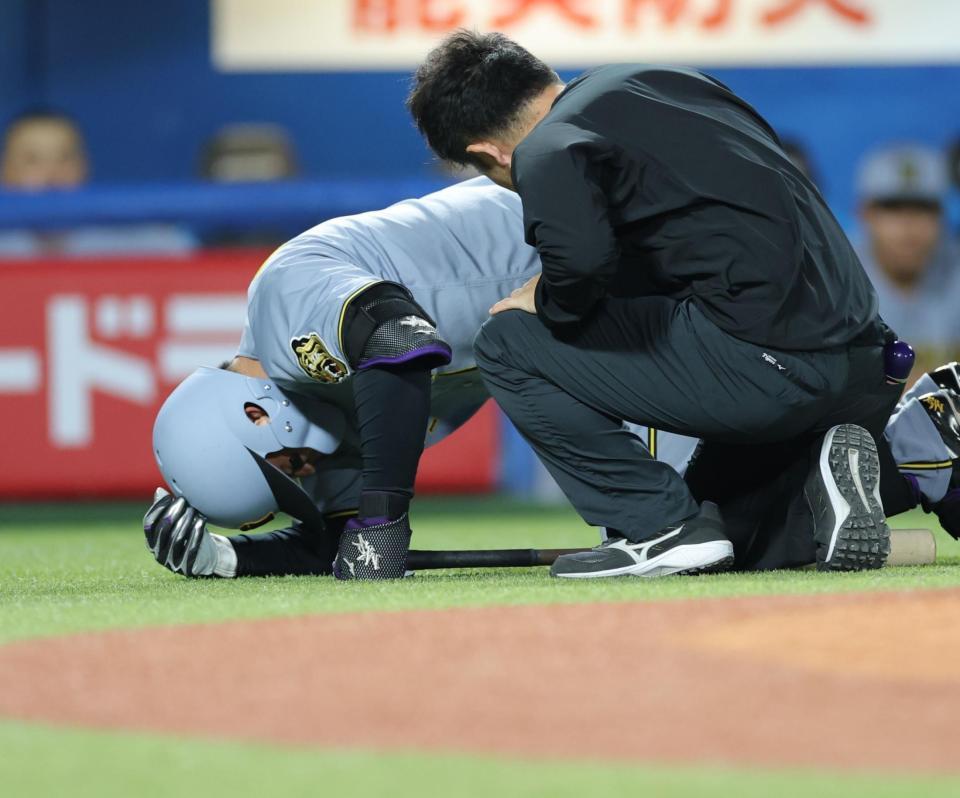 ８回、自打球を左足に当て、激痛にうづくまる森下（撮影・西岡正）