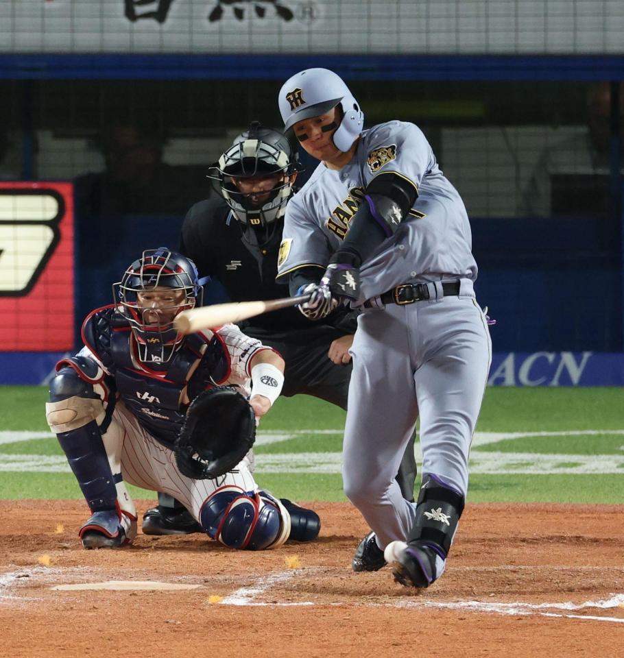 ８回、自打球を当て交代する森下（撮影・金田祐二）