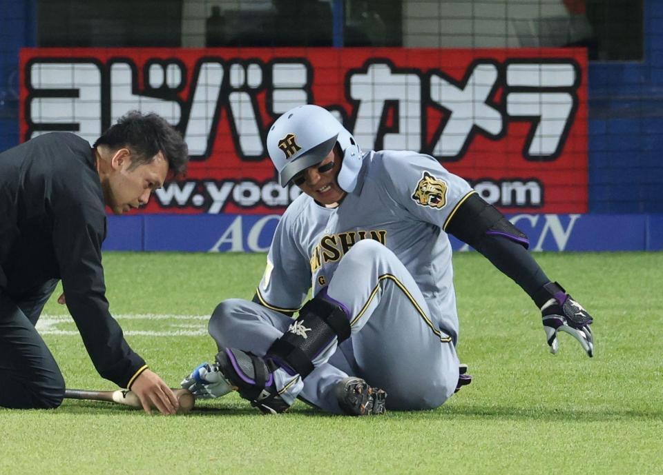 ８回、自打球を当て痛がる森下（撮影・金田祐二）