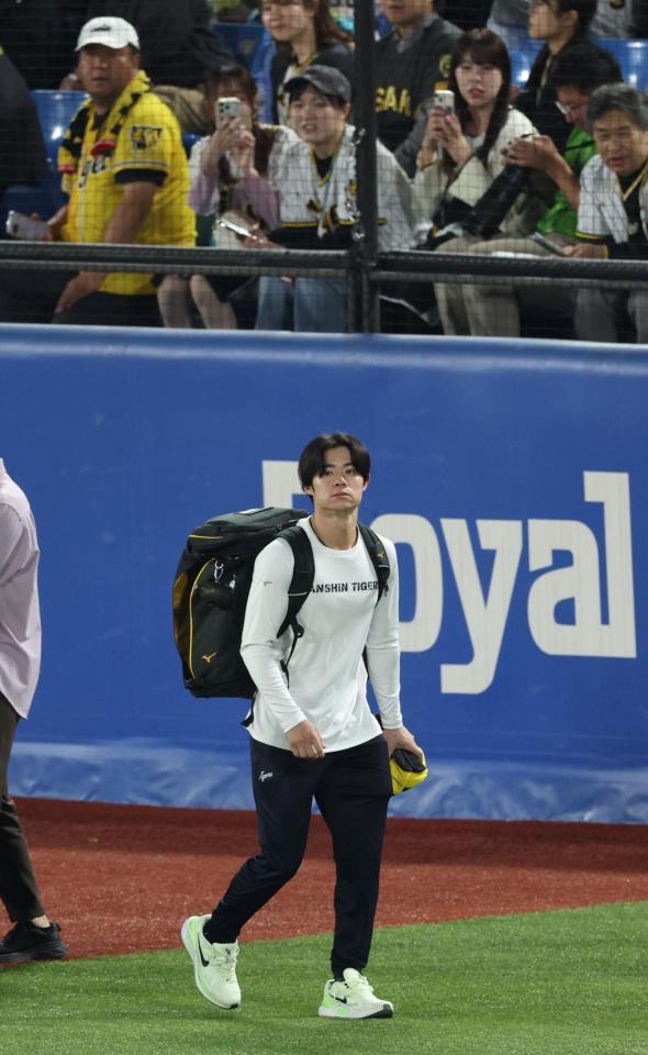 球場を後にする中野（撮影・金田祐二）