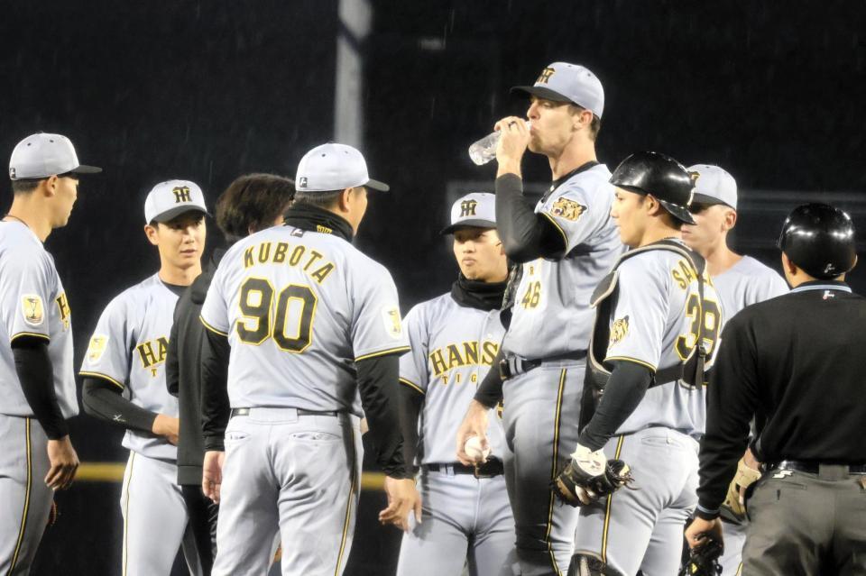 ４回無死一、二塁とされ、先発のラグズデール（中央右）のもとに久保田２軍投手チーフコーチ（９０）らが集まる