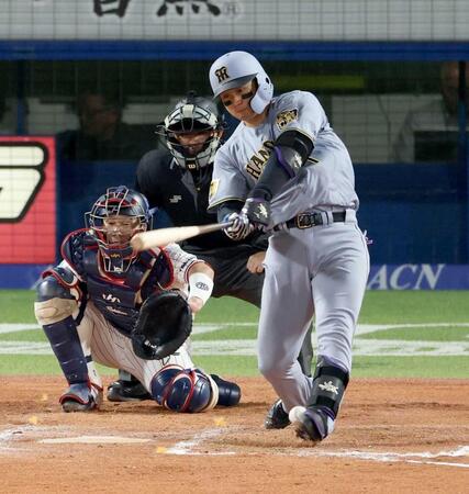 　８回、左足に自打球を当てる森下