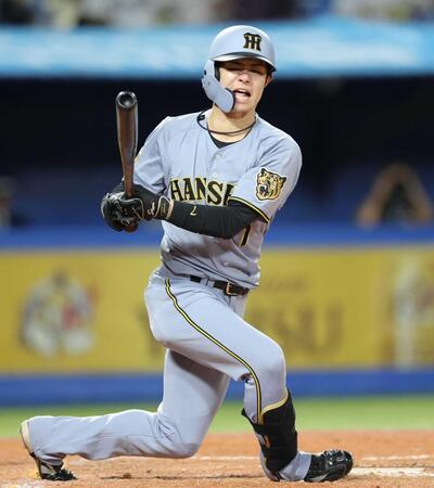 　５回、自打球を足に当て、苦痛に顔をゆがめる中野    