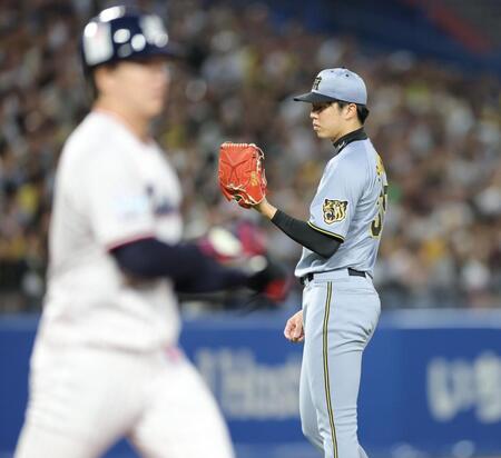 ２回、吉村（左）に四球を与えた才木（撮影・西岡正）