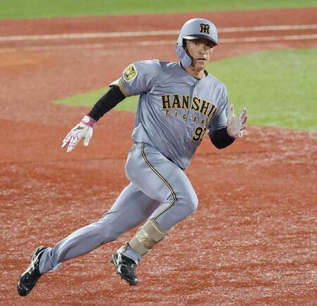 　５回、適時二塁打を放つ福島