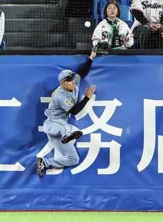 ５回、サンタナの打球を二塁打にする福島（撮影・田中太一）