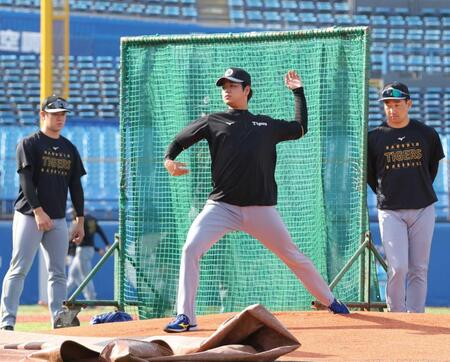 　マウンドを確認する高橋（中央）