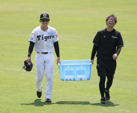 外野ノックを終え、笑顔でボールを運ぶ立石（左）＝撮影・中田匡峻