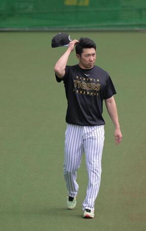 ケガ後初のグランドでの歩行練習する石井（撮影・金居みつよし）