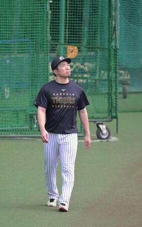 ケガ後初のグランドでの歩行練習、空を見つめる石井（撮影・金居みつよし）