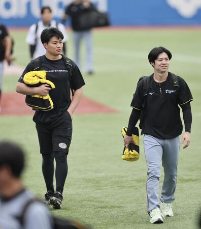 球場入りする森下（左）と中野（撮影・田中太一）