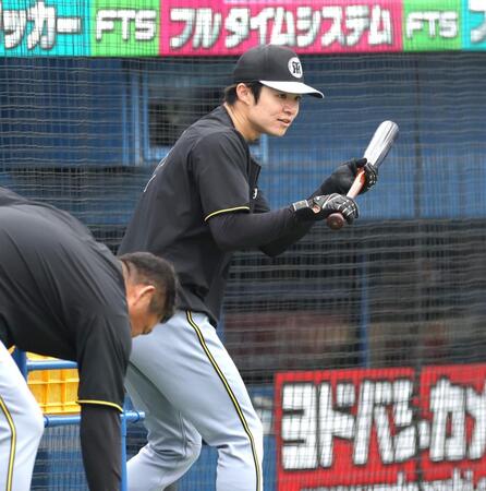 笑顔でバントの構えをする阪神・中野拓夢＝神宮球場（撮影・西岡正）