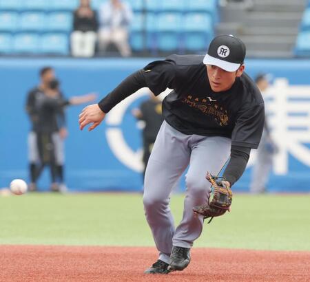 二塁でノックを受ける高寺（撮影・西岡正）