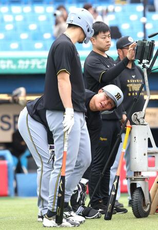 佐藤輝（左）にケガの状態を話す森下（撮影・西岡正）