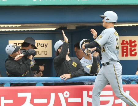 ３回、プロ初打点を挙げ、ナインとタッチを交わす岡城（撮影・西岡正）