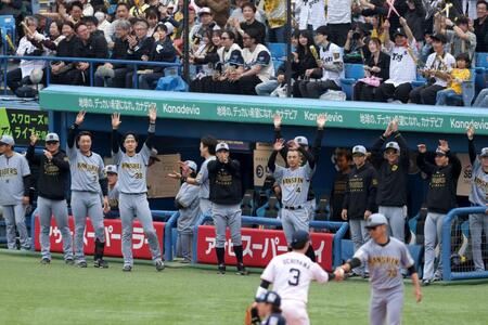 ３回、先制適時二塁打を放った岡城を祝福する阪神ナイン（撮影・金田祐二）
