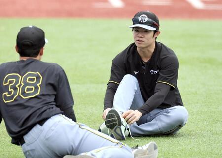 小幡と話をする中野（撮影・田中太一）