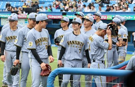 円陣を組んだ後、小幡と話をする中野（撮影・田中太一）