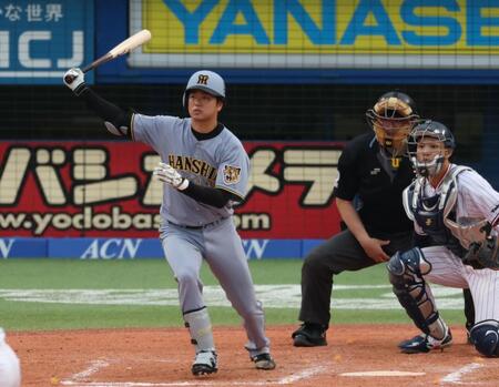 ９回、右前打放つ高橋（撮影・金田祐二）